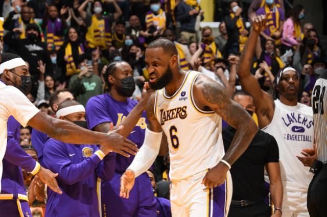 必一运动-【观察】詹姆斯有多伟大 韦少哈登就有多拉胯